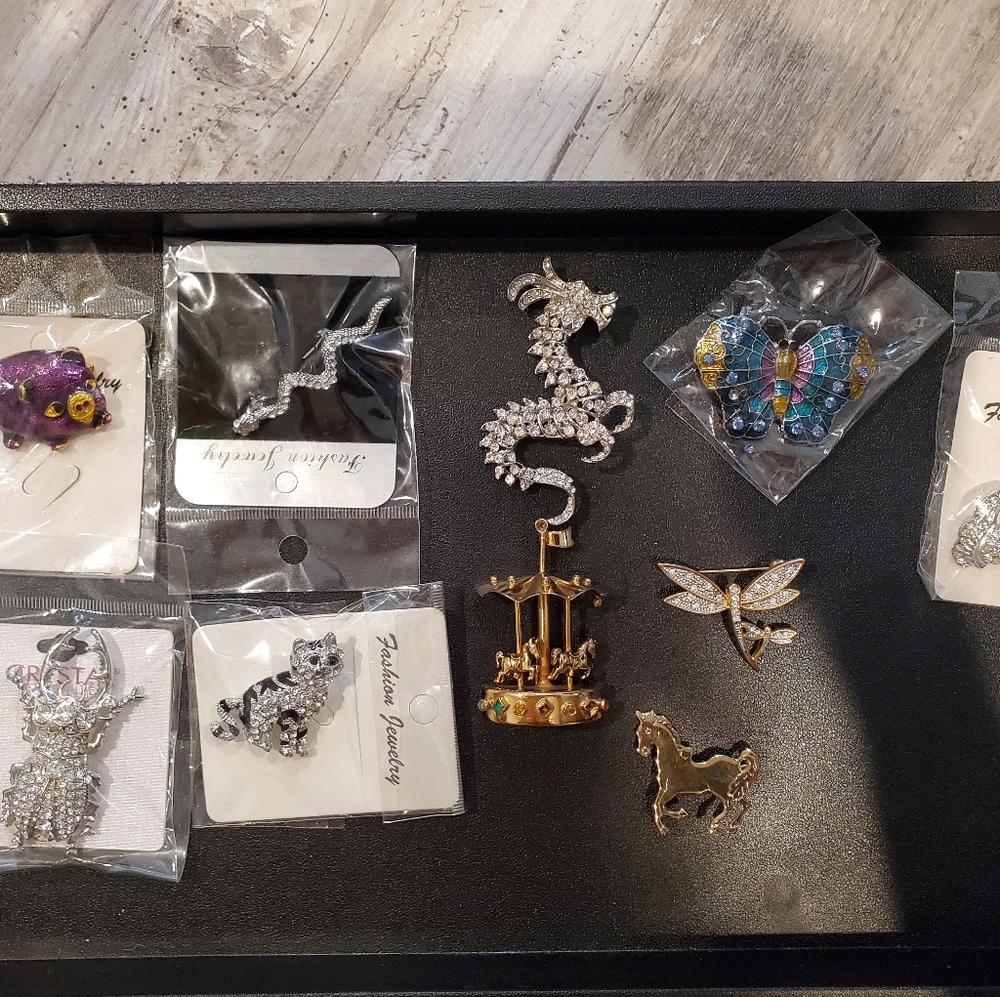 Lot of 10 brooches